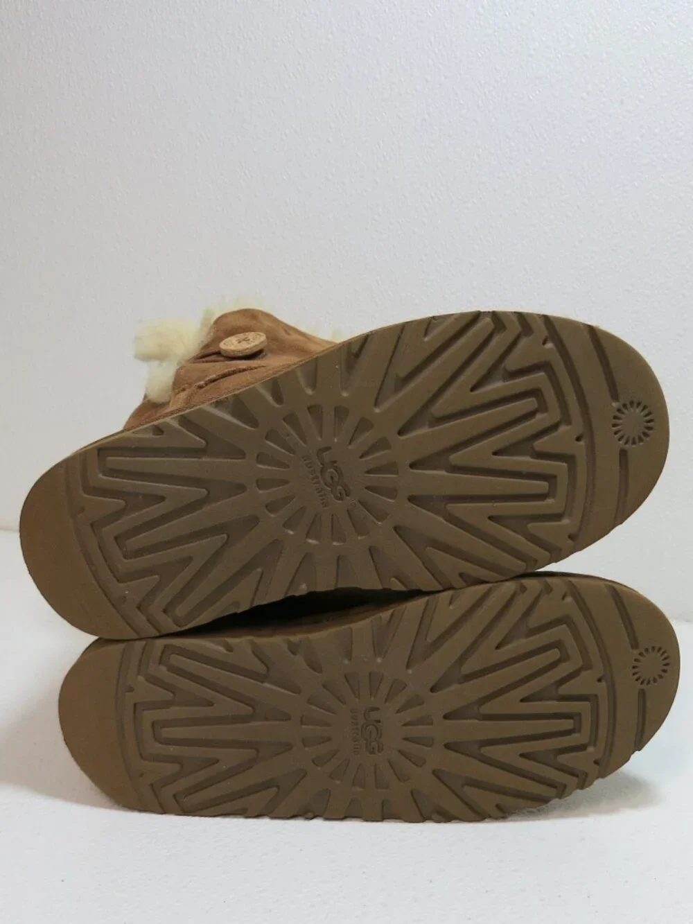 UGG 5991Y Australia Bailey Button Winter Boots Insulated Kids Footwear Sz 5